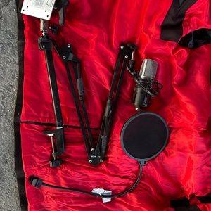 iPad/iphone stand with microphone